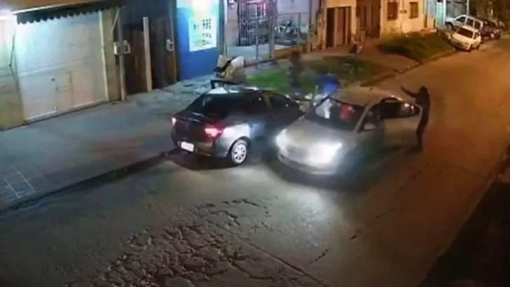 Un hombre le mostraba a la familia su 0 km recién comprado y se lo robaron Un hombre le mostraba a la familia su 0 km recién comprado y se lo robaron