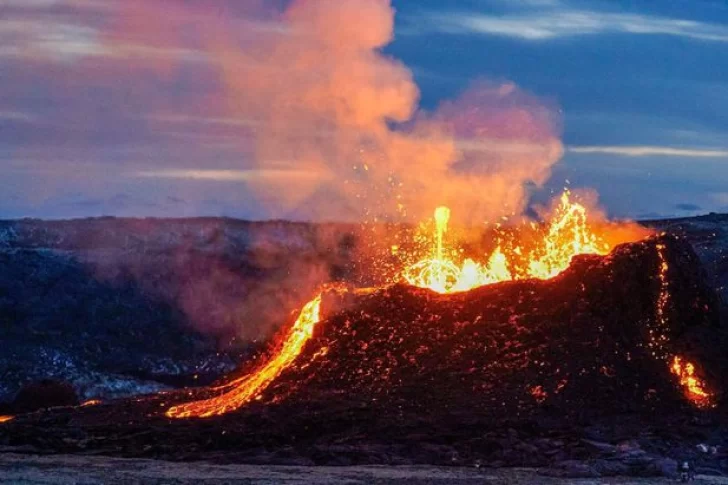 Islandia vive la erupción volcánica más larga desde hace 60 años
