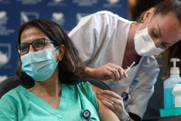 Israel amplía la cuarta dosis de vacunas a personas de riesgo mayores de 18 años