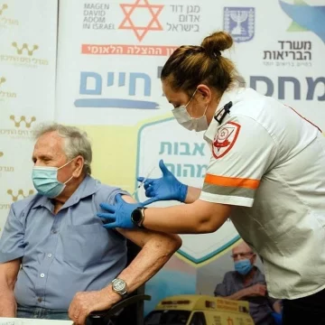 El mecanismo de Israel para realizar 100.000 hisopados y 80.000 vacunaciones al día