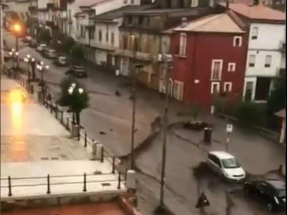 Al menos un muerto y once desaparecidos por un temporal en Italia Al menos un muerto y once desaparecidos por un temporal en Italia