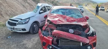 Grave accidente entre dos autos: una mujer quedó atrapada en uno de los vehículos Grave accidente entre dos autos: una mujer quedó atrapada en uno de los vehículos