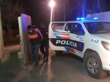 Llegaron en taxi poniendo excusas y la Policía descubrió que llevaban cocaína fraccionada
