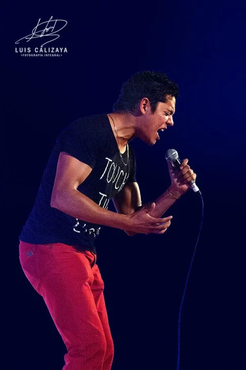 Acuña canta a beneficio Acuña canta a beneficio