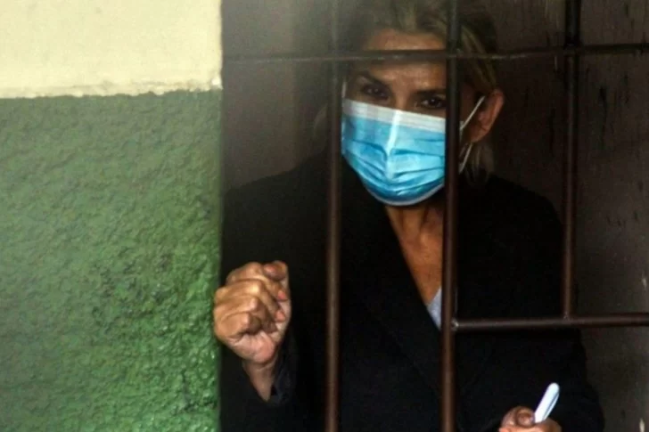 El gobierno de Bolivia informó que la expresidenta Jeanine Áñez intentó quitarse la vida