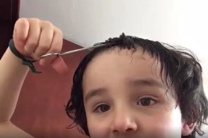 Furor en las redes por el video de un niño que se cortó el pelo solo