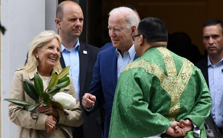 Los obispos católicos quieren negarle la comunión al presidente Biden