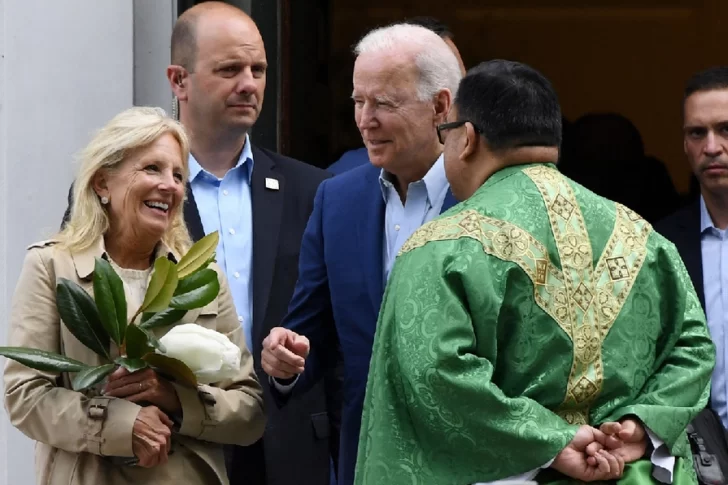 Los obispos católicos quieren negarle la comunión al presidente Biden