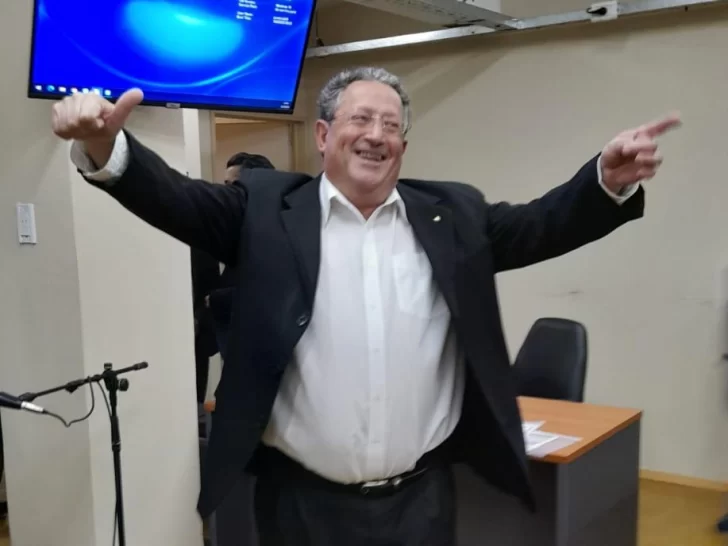 Otro show de Jorge Gil: de la seriedad a la felicidad con su clásico pulgar arriba Otro show de Jorge Gil: de la seriedad a la felicidad con su clásico pulgar arriba