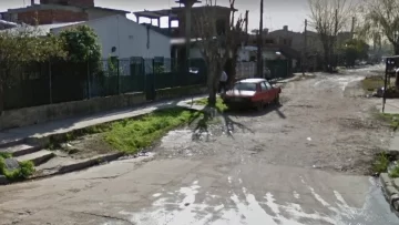 Asesinó a puñaladas en la espalda a su esposa y escapó