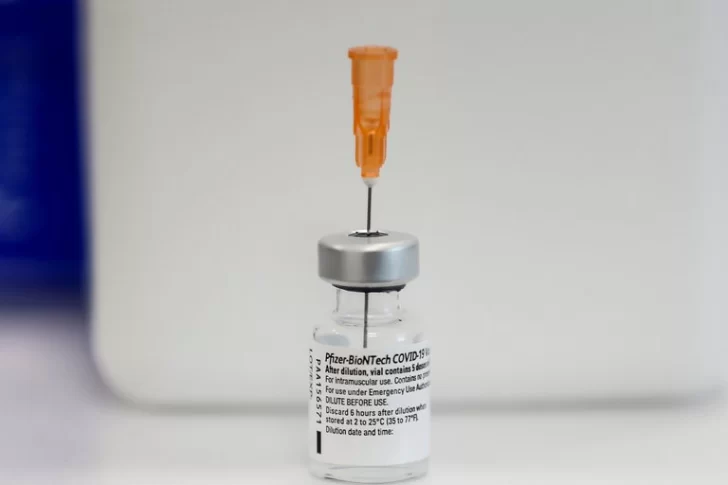 Una mujer de 23 años recibió por error 6 dosis de la vacuna de Pfizer en Italia