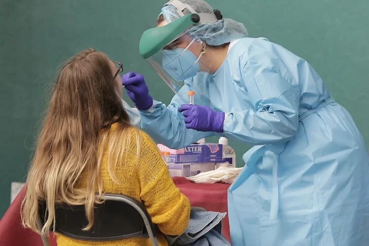 Estudio indica que los recuperados son inmunes por meses pero existe alto riesgo que contagien a otros