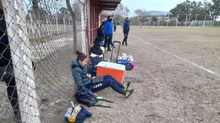 Una futbolista de Quilmes rindió un examen en medio de un partido Una futbolista de Quilmes rindió un examen en medio de un partido