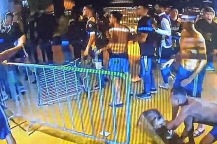 Los videos de los incidentes con los jugadores de Boca: golpes, corridas y gases lacrimógenos