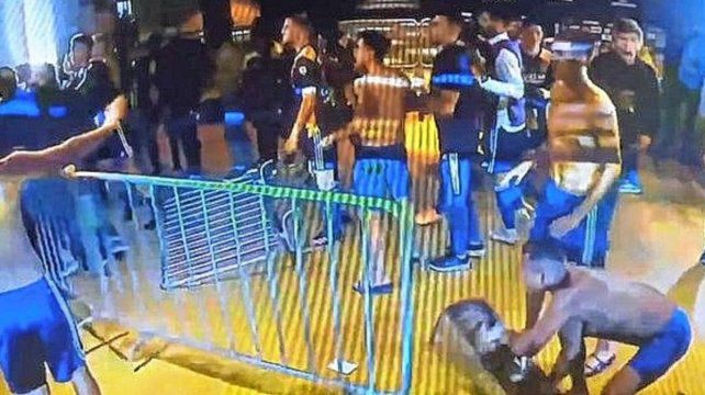 Los videos de los incidentes con los jugadores de Boca: golpes, corridas y gases lacrimógenos Los videos de los incidentes con los jugadores de Boca: golpes, corridas y gases lacrimógenos