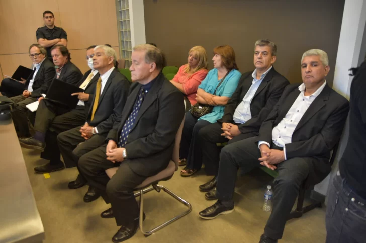 Rostros adustos, anotaciones y algunas negaciones con la cabeza, las reacciones de los acusados