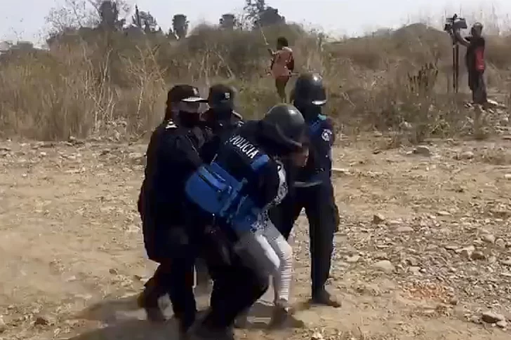 Violencia y tensión en un desalojo por toma de tierras: detuvieron a una funcionaria