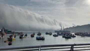 [VIDEOS] El increíble “tsunami de nubes” que sorprendió a pescadores chilenos