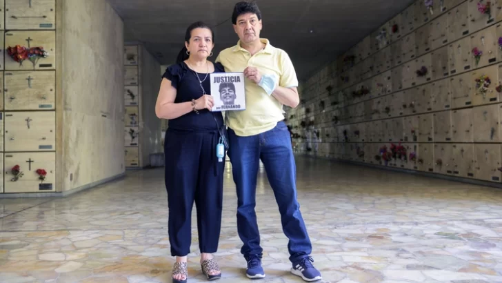 Crimen de Fernando Baez Sosa: la desgarradora foto de los padres en el cementerio Crimen de Fernando Baez Sosa: la desgarradora foto de los padres en el cementerio