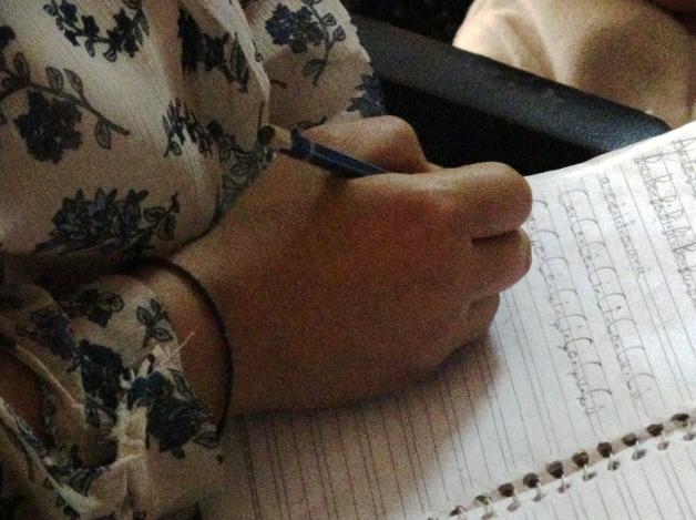 Sufre de violencia y usó el cuaderno de su hijo para pedir ayuda a la maestra Sufre de violencia y usó el cuaderno de su hijo para pedir ayuda a la maestra