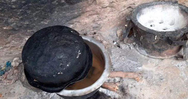 Simuló hervir piedras para que sus hijos creyeran que iban a comer