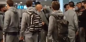 Hinchas apretaron a los jugadores de San Lorenzo en el aeropuerto Hinchas apretaron a los jugadores de San Lorenzo en el aeropuerto