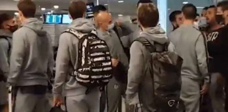 Hinchas apretaron a los jugadores de San Lorenzo en el aeropuerto Hinchas apretaron a los jugadores de San Lorenzo en el aeropuerto