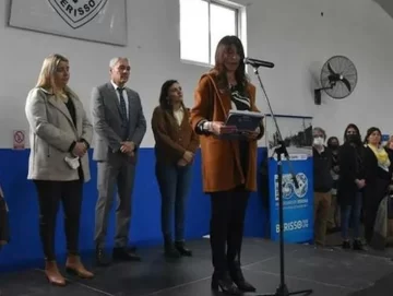 Dio un discurso en lenguaje inclusivo durante un acto escolar y fue abucheada Dio un discurso en lenguaje inclusivo durante un acto escolar y fue abucheada