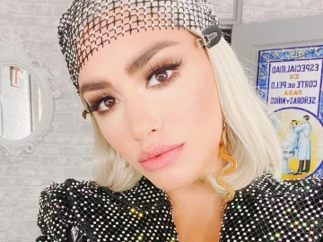 Lali Espósito se cortó el pelo y sus fans la compararon con “Vicky Xipolitakis” Lali Espósito se cortó el pelo y sus fans la compararon con “Vicky Xipolitakis”