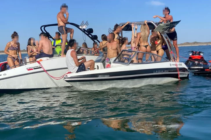 Insólita fiesta clandestina en lanchas y motos de agua en medio de un embalse