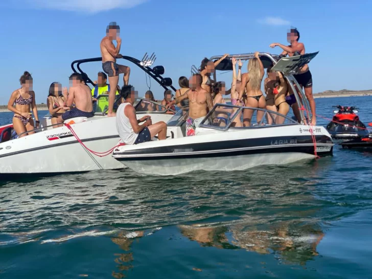 Insólita fiesta clandestina en lanchas y motos de agua en medio de un embalse