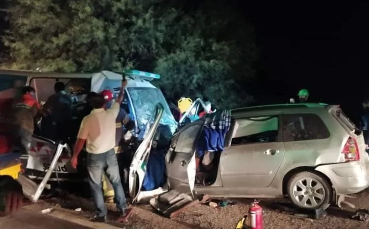 Ascienden a 11 los muertos por el choque frontal entre una ambulancia y un auto Ascienden a 11 los muertos por el choque frontal entre una ambulancia y un auto