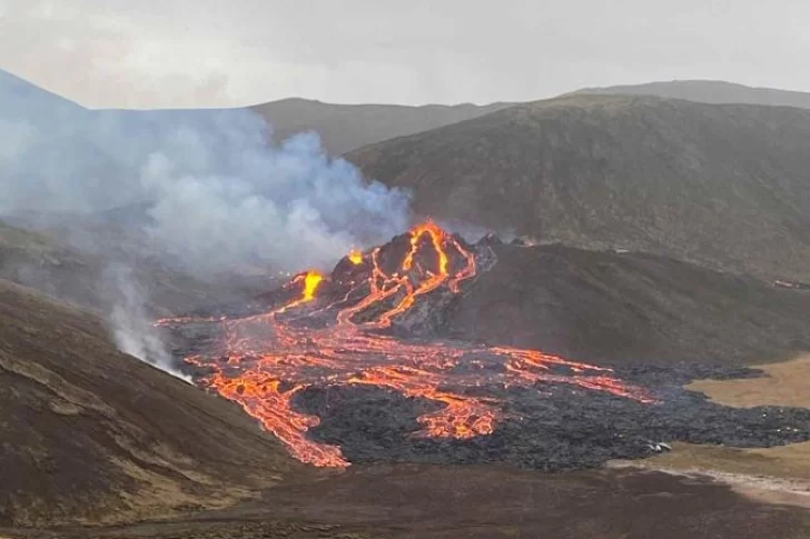 Un río de lava fluye en Islandia por la erupción de un volcán por primera vez en 800 años