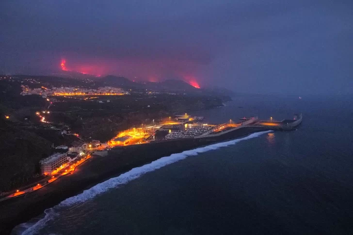 La lava del volcán de La Palma llegó al mar y aislaron a los habitantes de la zona