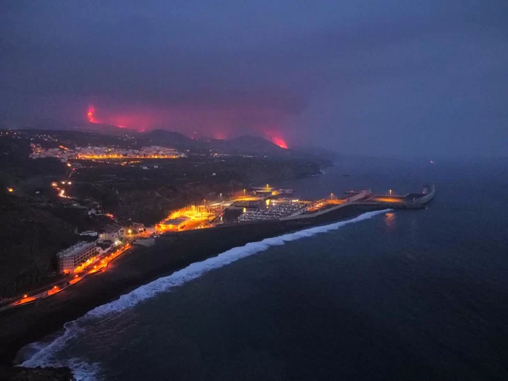 La lava del volcán de La Palma llegó al mar y aislaron a los habitantes de la zona