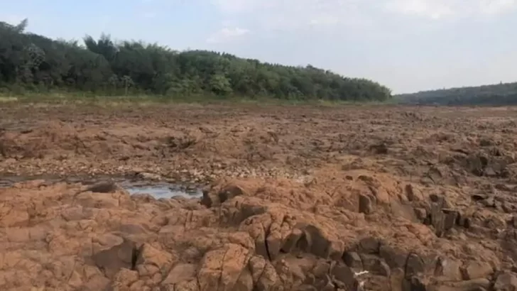 Por la bajante del Río Paraná, la gente cruza caminando de Argentina a Paraguay Por la bajante del Río Paraná, la gente cruza caminando de Argentina a Paraguay