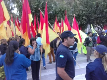 Afuera de la Legislatura, gremios y militantes hicieron el aguante Afuera de la Legislatura, gremios y militantes hicieron el aguante