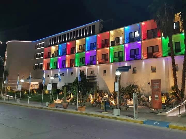 La bandera del orgullo gay, en el Centro Cívico y las paredes de la Legislatura