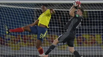 En camilla y con mucha preocupación: Emiliano Martínez salió lesionado En camilla y con mucha preocupación: Emiliano Martínez salió lesionado