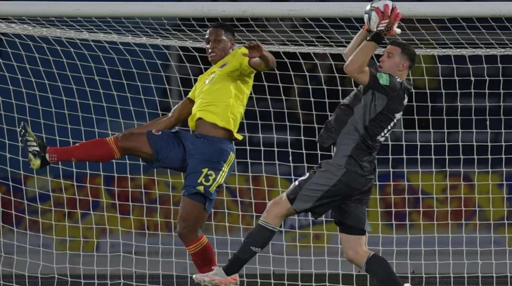 En camilla y con mucha preocupación: Emiliano Martínez salió lesionado En camilla y con mucha preocupación: Emiliano Martínez salió lesionado