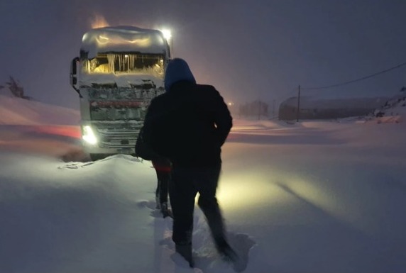 Cristo Redentor: quedan aún 380 camiones en la ruta y los dueños de 11 autos varados irán a buscarlos Cristo Redentor: quedan aún 380 camiones en la ruta y los dueños de 11 autos varados irán a buscarlos
