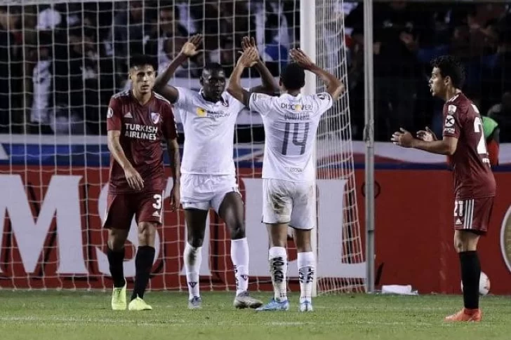 Sorpresa en Ecuador: River, con uno menos, cayó 3-0 ante la Liga de Quito