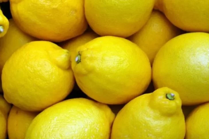 El increíble truco para exprimir jugo de un limón sin cortarlo que es furor