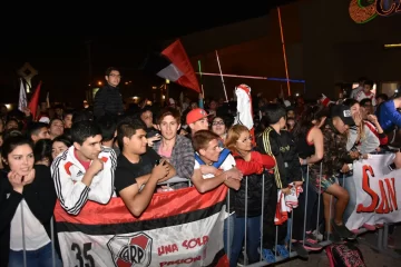 Los hinchas del “Millo” le dieron una cálida bienvenida al plantel Los hinchas del “Millo” le dieron una cálida bienvenida al plantel