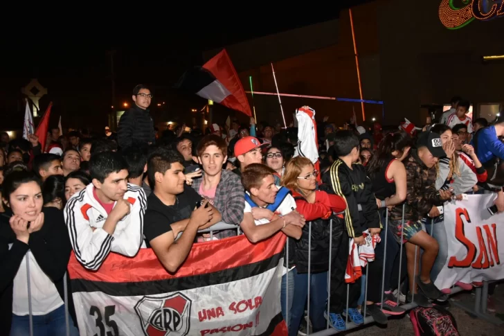 Los hinchas del “Millo” le dieron una cálida bienvenida al plantel Los hinchas del “Millo” le dieron una cálida bienvenida al plantel