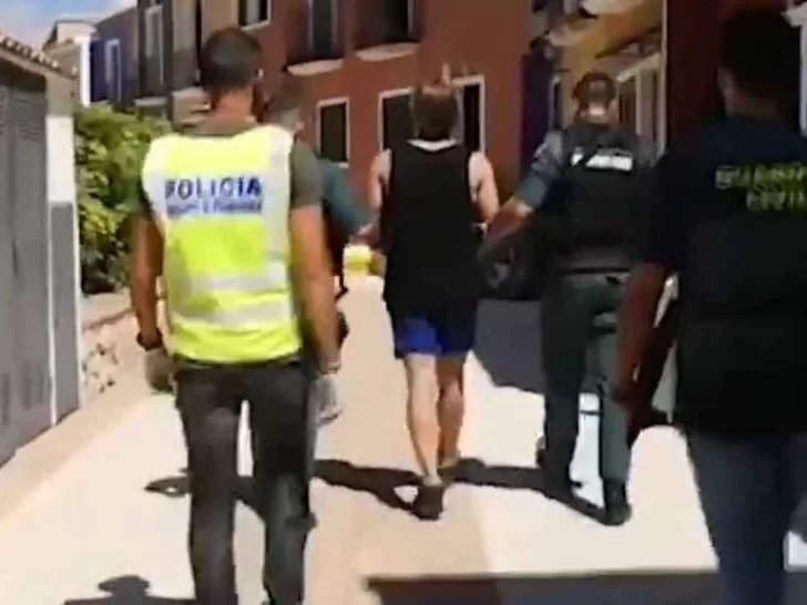 Detienen en España a dos supremacistas que planeaban atentar en Cataluña Detienen en España a dos supremacistas que planeaban atentar en Cataluña