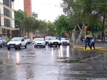 Según el SMN la lluvia seguirá hasta la tarde y mañana empieza a subir la temperatura Según el SMN la lluvia seguirá hasta la tarde y mañana empieza a subir la temperatura