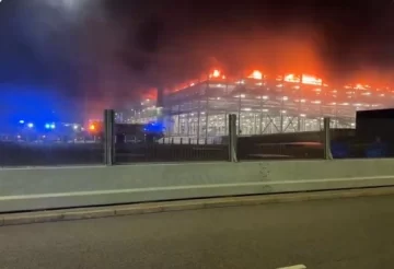 Se incendió parte de un aeropuerto en Londres y suspendieron todos los vuelos Se incendió parte de un aeropuerto en Londres y suspendieron todos los vuelos
