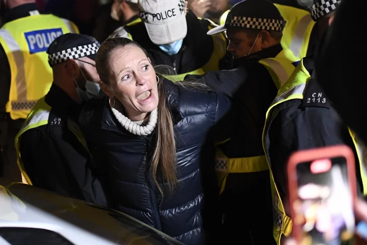Detuvieron a más de 100 personas en Londres durante una protesta contra el confinamiento