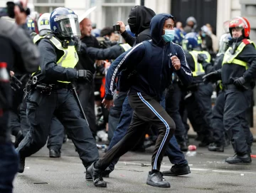 Hirieron a más de 20 policías en Londres durante las marchas contra el racismo